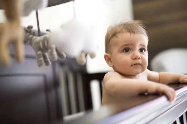 Bambino nella culla in camera da letto — Foto Stock