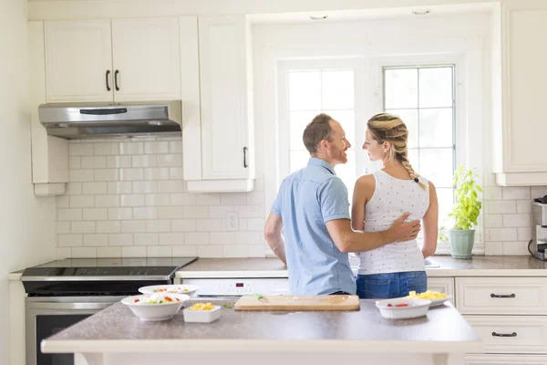 Casal na cozinha fazendo salada juntos — Fotografia de Stock