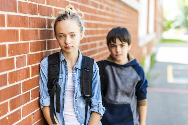 Портрет школы 10 лет мальчик и девочка веселятся на улице — стоковое фото