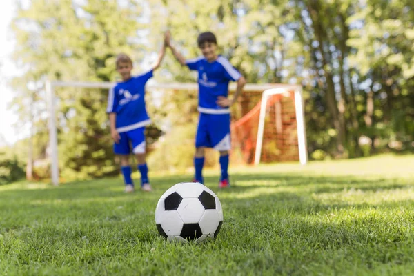 Dos jovencito con pelota de fútbol en un uniforme deportivo —  Fotos de Stock