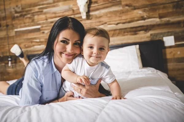 Portrait d'une mère avec son bébé de neuf mois — Photo