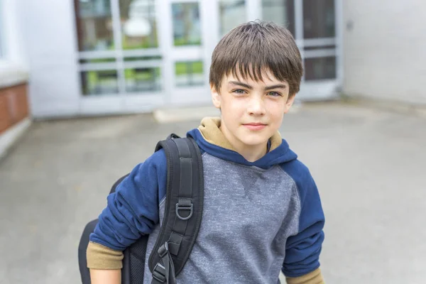 Mooie pre-teen jongen buiten op school met goede tijd — Stockfoto