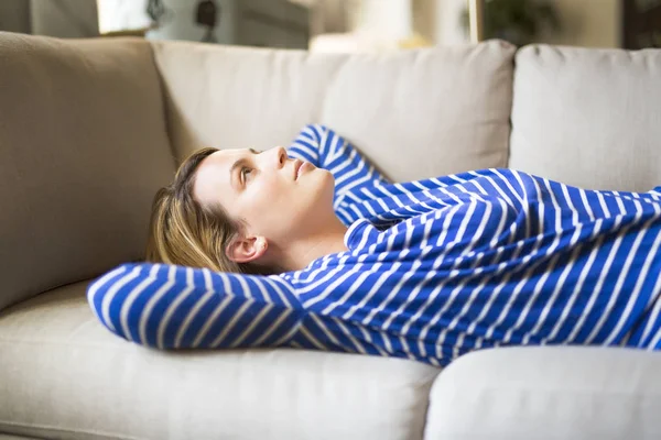 Woman sitting on the couch take some good time — Stock Photo, Image