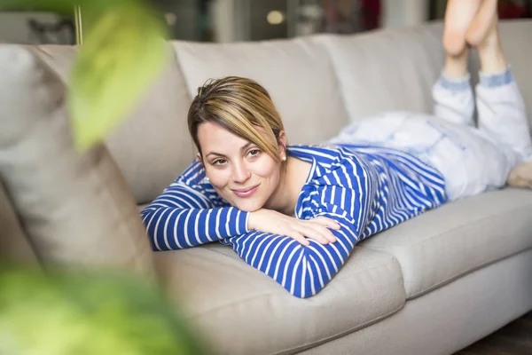 Woman sitting on the couch take some good time — Stock Photo, Image