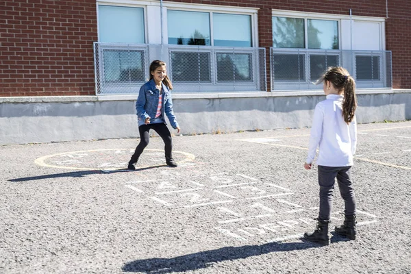 Hopscotch sur la cour d'école avec des amis jouer ensemble — Photo