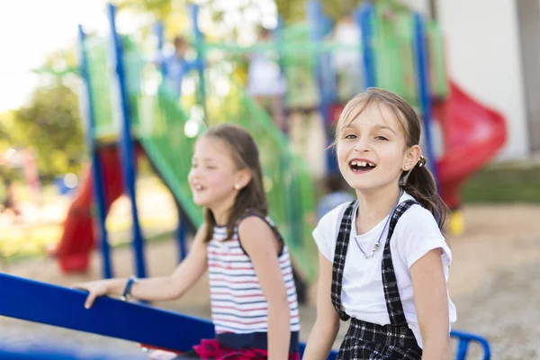 Alegre escuela edad niño jugar en el patio escuela — Foto de Stock