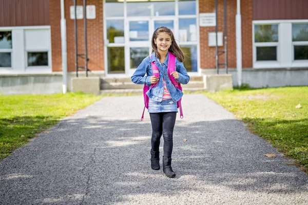 Elementary student wraca do szkoły — Zdjęcie stockowe