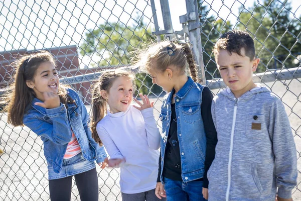 Estudantes fora da escola de pé juntos — Fotografia de Stock