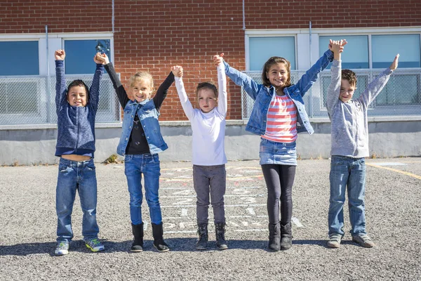 Estudantes fora da escola de pé juntos — Fotografia de Stock