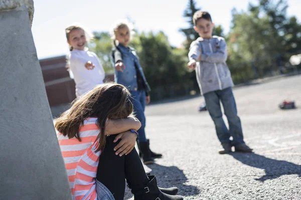 Bullying da idade elementar no pátio da escola — Fotografia de Stock