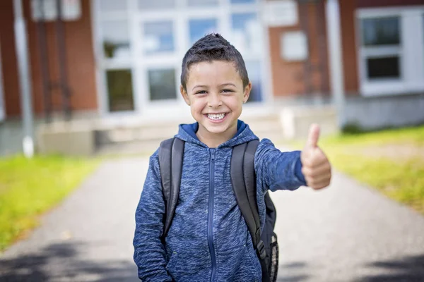 Élève en dehors de l'école debout souriant — Photo