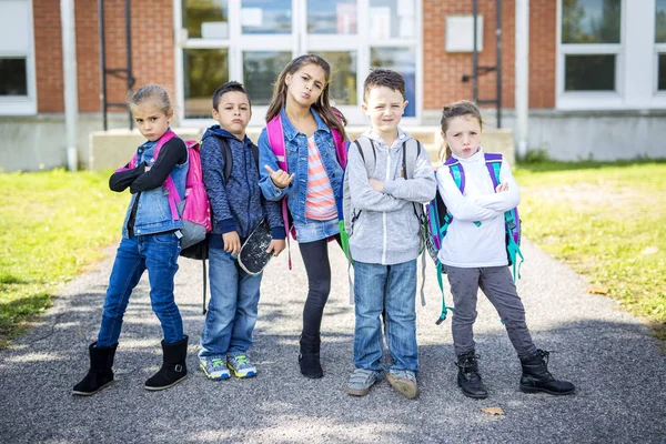 Studenti al di fuori della scuola insieme — Foto Stock