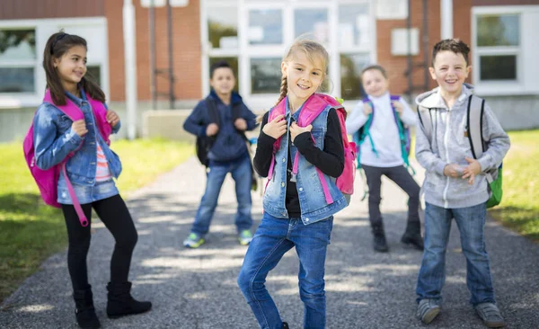 Schüler außerhalb der Schule stehen zusammen — Stockfoto