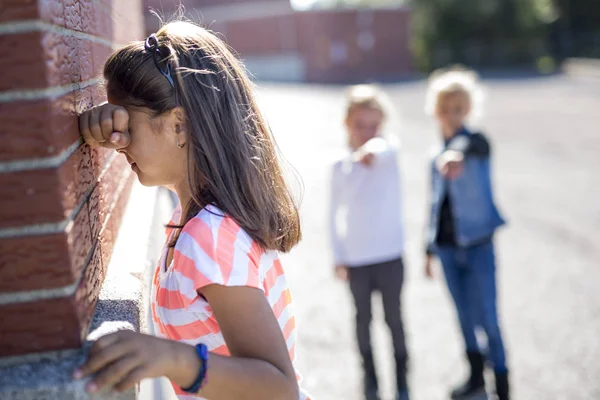 Elementaire leeftijd pesten op schoolplein — Stockfoto