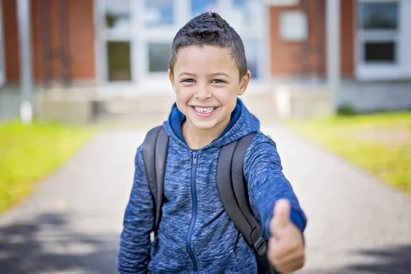 Estudiante fuera de la escuela de pie sonriendo — Foto de Stock