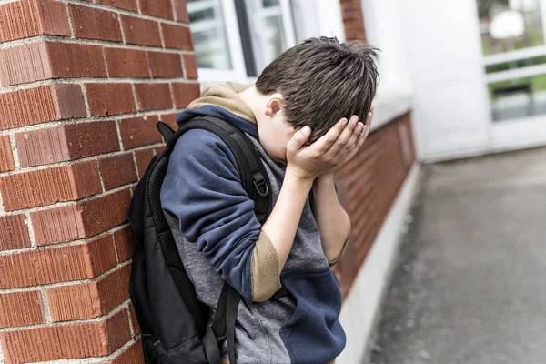 Infeliz preadolescente chico en la escuela — Foto de Stock