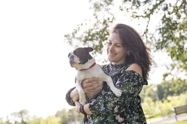 Mujer con terrier perro fuera en el parque — Foto de Stock