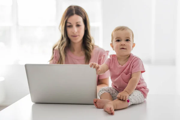 Mamma och barn med bärbar dator som arbetar hemifrån — Stockfoto