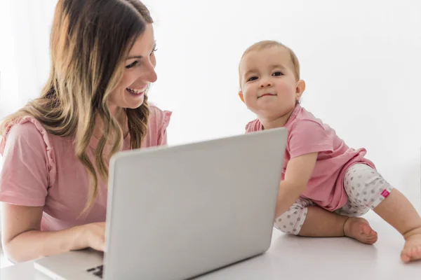 Mamma och barn med bärbar dator som arbetar hemifrån — Stockfoto