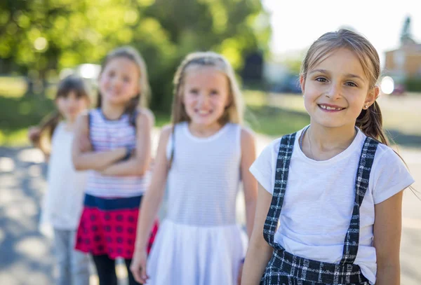 Joyeux jeu d'enfant d'âge scolaire sur l'école de terrain de jeu — Photo