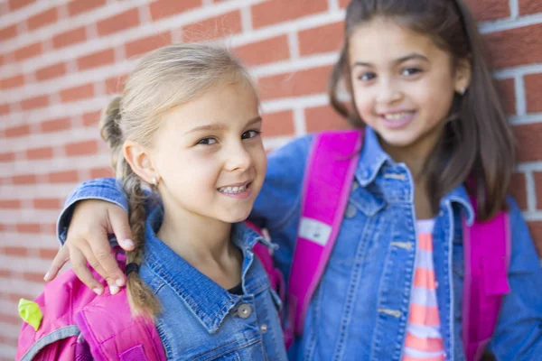 Due bambine scuola elementare fuori — Foto Stock
