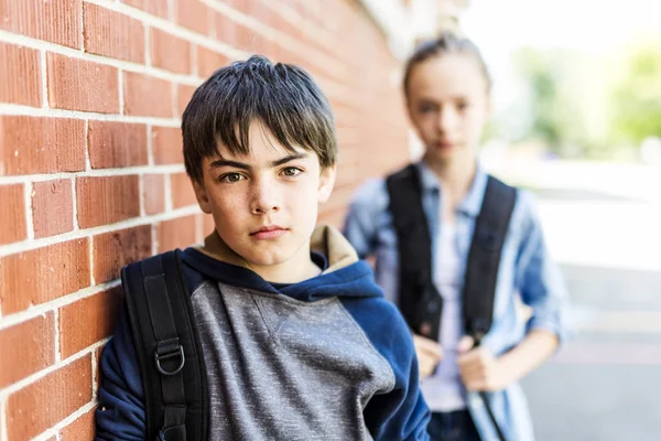 Porträt der Schule 10 Jahre Jungen und Mädchen, die Spaß draußen haben — Stockfoto