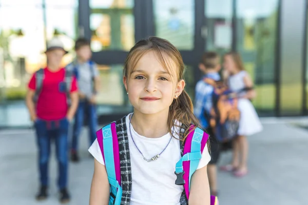 Ritratto di alunni della scuola fuori dall'aula che trasportano borse — Foto Stock