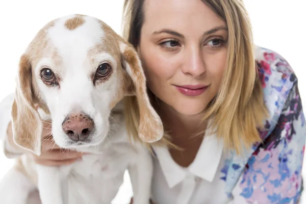 Собака с женщиной позируют в студии - изолированы на белом фоне — стоковое фото