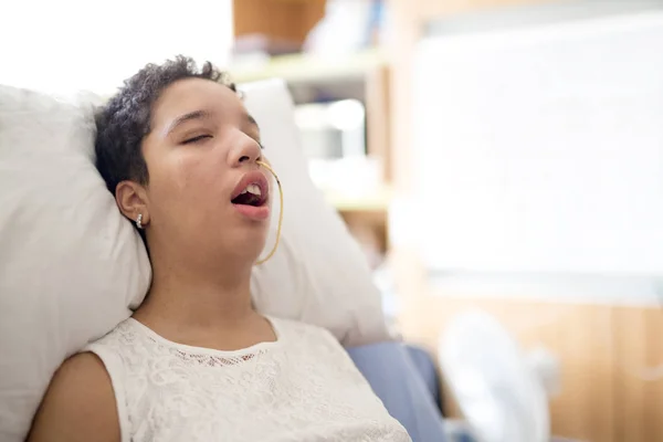 Nemocný pacient ležící na posteli v nemocnici pro lékařské vzdělání — Stock fotografie