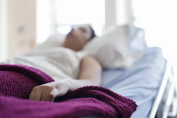 Patient malade couché sur le lit à l'hôpital pour des antécédents médicaux — Photo