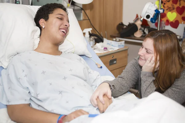 Paciente enfermo acostado en la cama en el hospital por antecedentes médicos —  Fotos de Stock