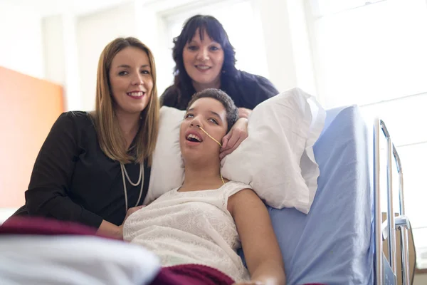 Sjuka patienten liggande på sängen i sjukhus för medicinska bakgrund — Stockfoto