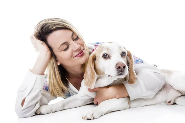 Hund und Frau posieren im Studio - isoliert auf weißem Hintergrund — Stockfoto