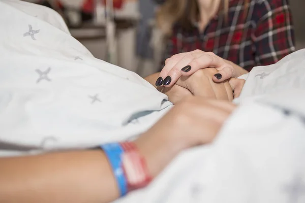 Paciente enfermo acostado en la cama en el hospital por antecedentes médicos — Foto de Stock