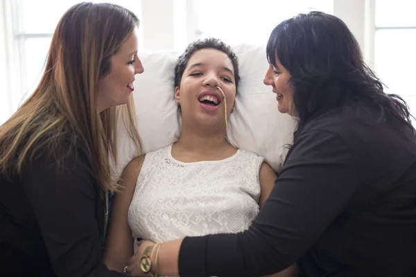 Patient malade couché sur le lit à l'hôpital pour des antécédents médicaux — Photo