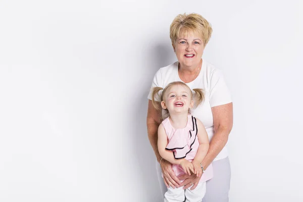 Grand-mère avec petit-enfant sur fond clair — Photo