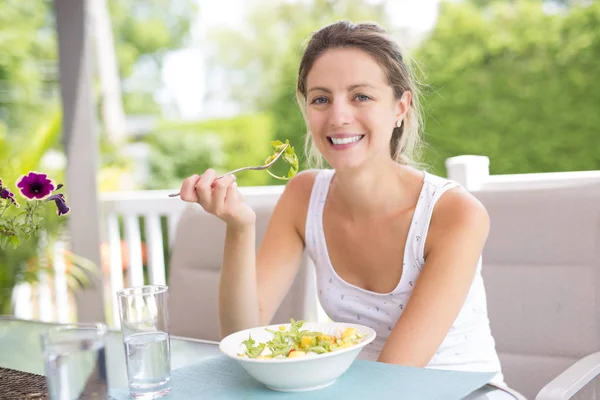 Portrait of young beauty woman eating salad — Stock Photo, Image