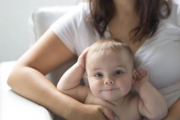 Madre con el bebé en el sofá — Foto de Stock