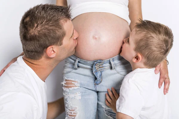 Niño y padre con mujer embarazada aislados sobre fondo blanco — Foto de Stock