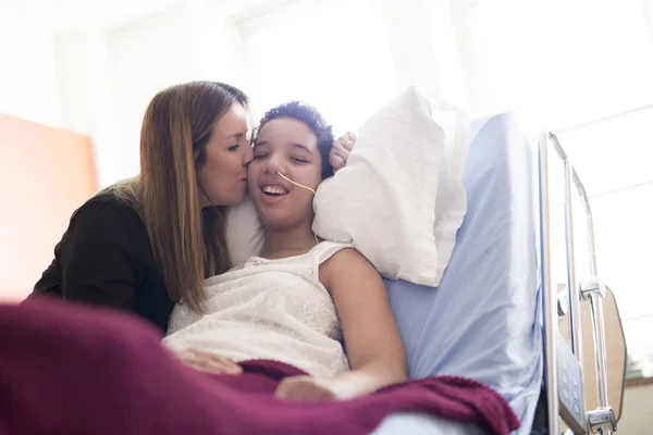 Zieke patiënt liggend op bed in het ziekenhuis voor medische achtergrond — Stockfoto