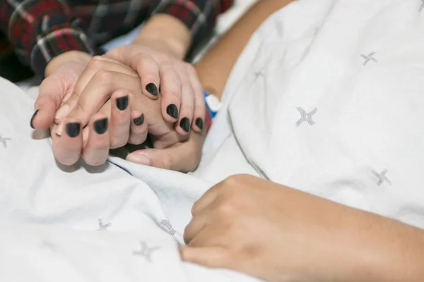 Zieke patiënt liggend op bed in het ziekenhuis voor medische achtergrond — Stockfoto