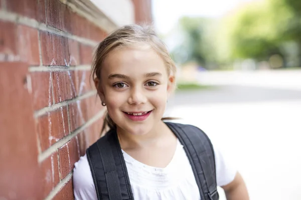 Otto anni ragazza della scuola vicino ai cantieri scolastici — Foto Stock