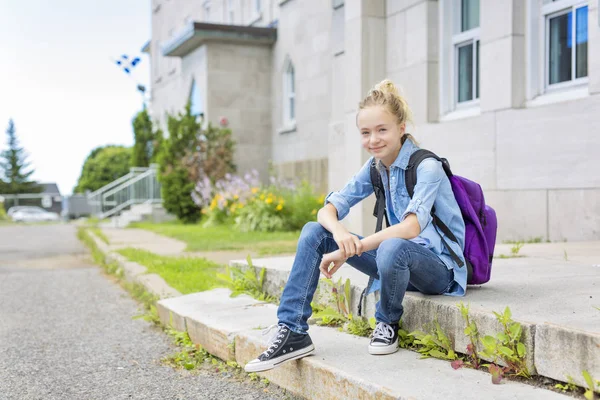 Trevlig pre-tonåring pojke utanför i skolan med bra tid — Stockfoto