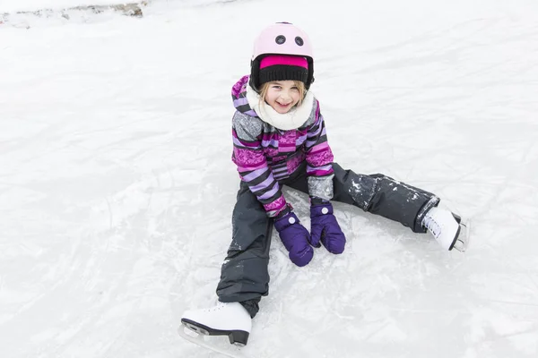 Niña disfrutando del patinaje sobre hielo en invierno — Foto de Stock