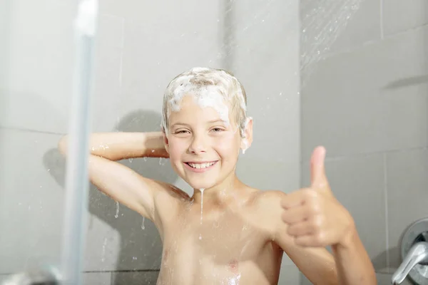 Feliz adolescente lavando la cabeza en la ducha en el baño — Foto de Stock