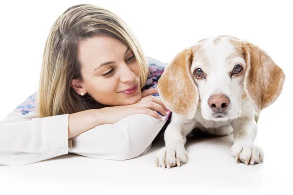 Hund med kvinna poserar i studio - isolerad på vit bakgrund — Stockfoto