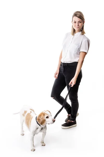 Hond met vrouw zijn poseren in studio - geïsoleerd op witte achtergrond — Stockfoto