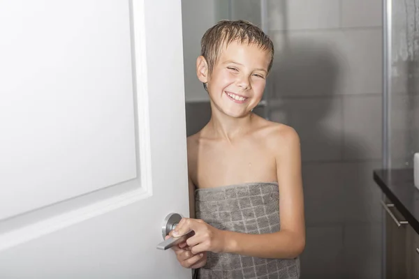 Gelukkige jongen badkamer — Stockfoto