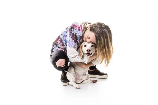 Hund med kvinna poserar i studio - isolerad på vit bakgrund — Stockfoto