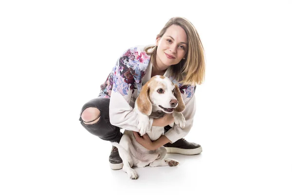 Собака с женщиной позируют в студии - изолированы на белом фоне — стоковое фото